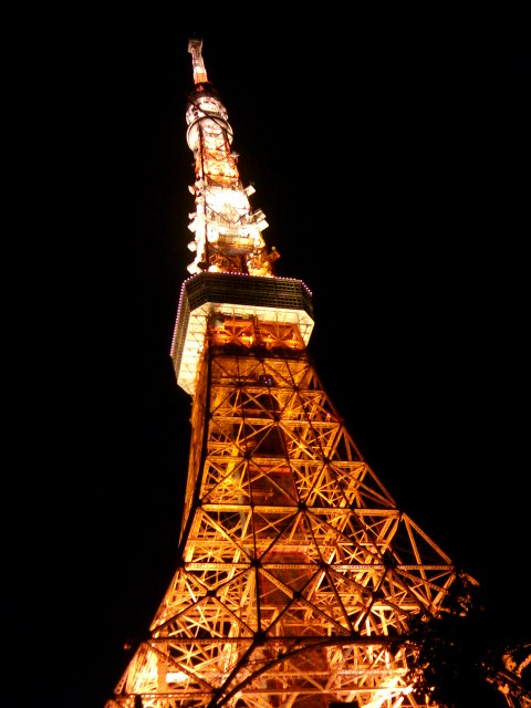 夜空にそびえる東京タワー