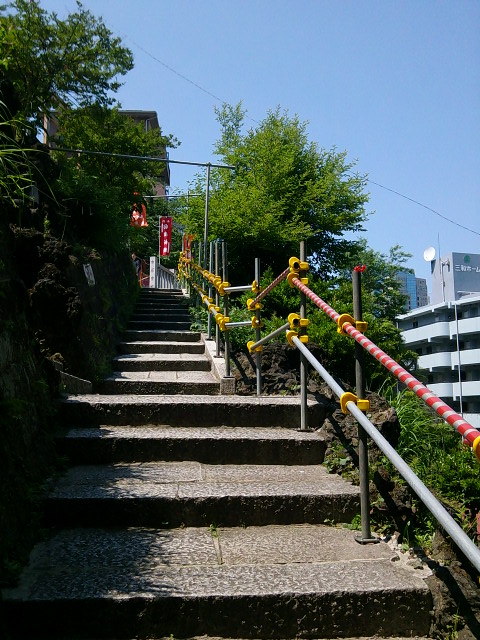 成田山横浜別院の階段